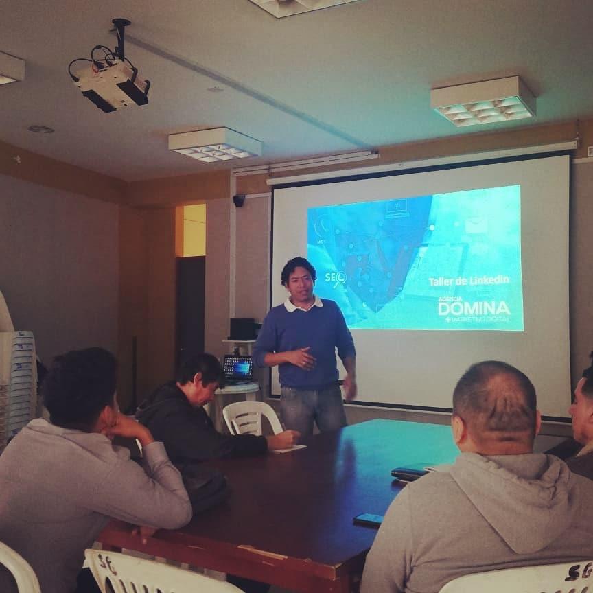 Julio Villegas dictando un taller de marketing digital